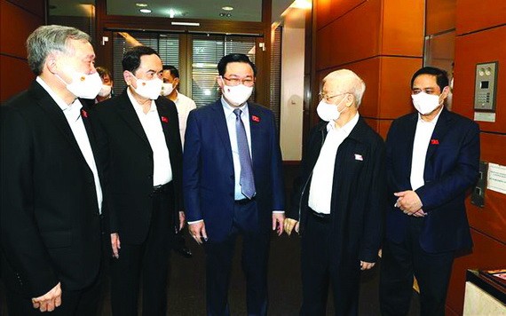 黨中央總書記阮富仲與各代表出席討論會。