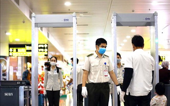 乘客在接受登機前安全檢查。（圖源：越通社）