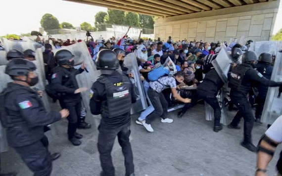 當地時間23日，又有一大批移民從墨西哥南部出發前往美國，他們當天沖破了墨西哥警察的封鎖。（圖源：互聯網）