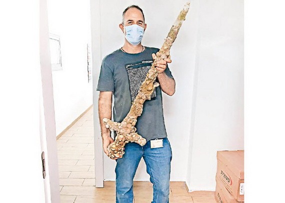 潛水員發現 900 年前古劍