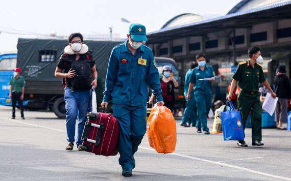 自衛民兵協助民眾搬運行李上車回鄉。（圖源：TTO）