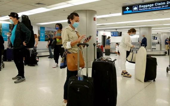 赴美的旅客於 2021年9月20日在佛羅里達州邁阿密機場領取行李。（圖源：AFP）