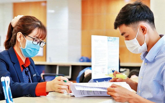 一名年輕求職者在輔業勞務中心尋求就業機會。