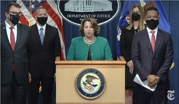 美國司法部當地時間26日宣佈，美國和歐洲執法人員聯合打擊借助暗網進行的跨國毒品交易，已抓捕150名嫌疑人，查獲大量毒品毒資。（圖源: 紐約時報視頻截圖）