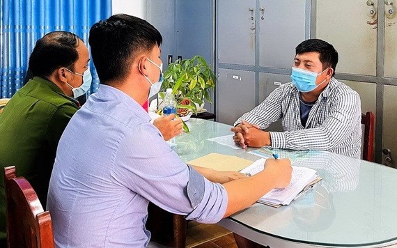 殺人嫌犯丁文昆在公安派出所向調查員供述其犯罪過程。（圖源: LĐO）