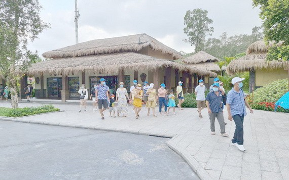 國內游客遊覽觀光富國島。（圖源：T. Nốt）