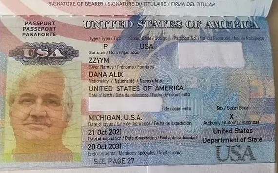 第一個獲得X性別護照的科羅拉多州雙性人茲伊姆表示，這是自己長時間爭取得來的成果。（圖源：互聯網）