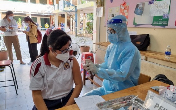 第五郡高中生接種新冠疫苗。