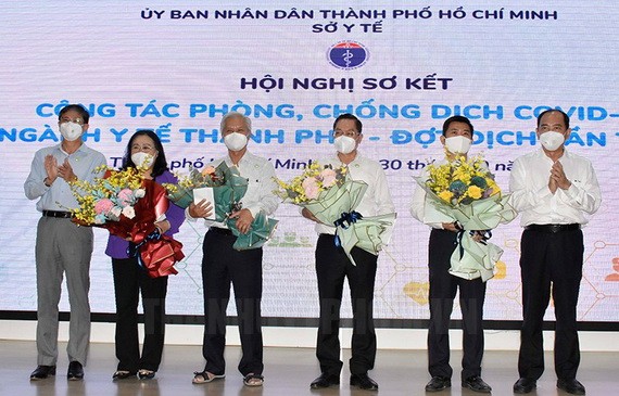 市衛生廳領導向為本市疫情防控工作做出巨大貢獻的專家獻花表示感謝。（圖源：市黨部新聞網）