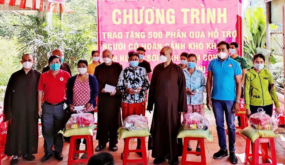 組委會向貧困戶贈送禮物。