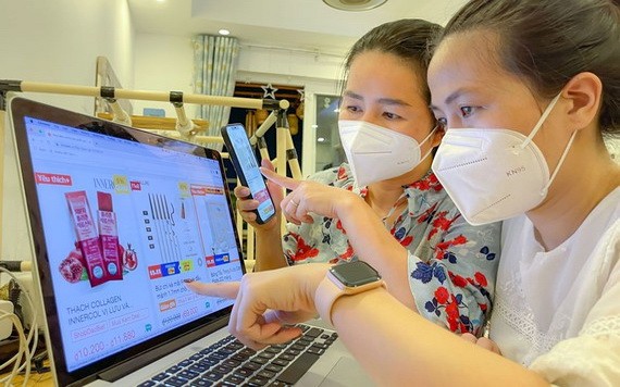 消費者應先查看已購物的客戶評論,同時對各銷售渠道的價格進行比較,之後才決定購買。