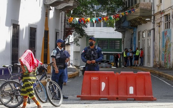10月29日，警察在巴拿馬城發生槍擊事件的夜總會外警戒。（圖源：AP）