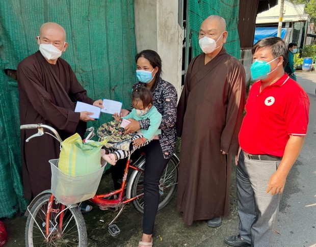 向古芝縣貧困戶贈送救濟品 ảnh 1
