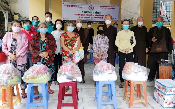 組委會向新貴坊貧困戶贈送禮物。