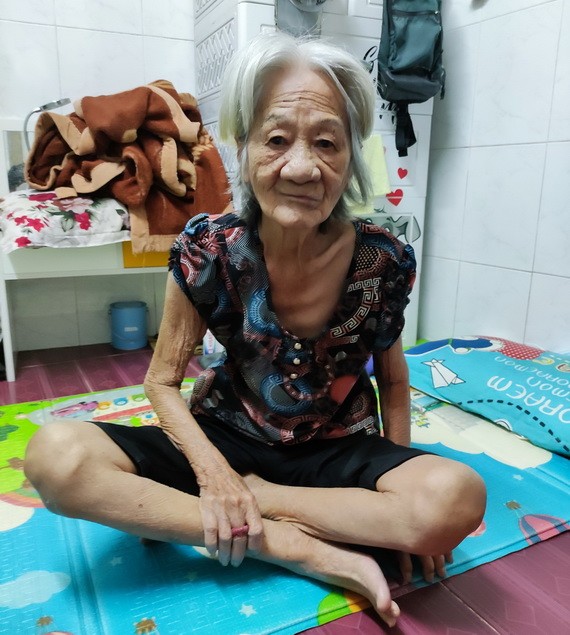 梁麗珍老大娘在租房內。