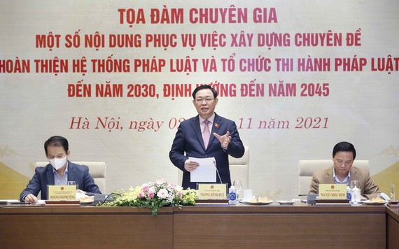 國會主席王廷惠(中)在座談會上發表講話。(圖源:寶珍)