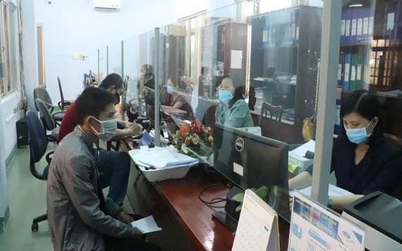 受疫情影響的勞工在保險機關辦理失業保險輔助金領取手續。(示意圖源:寶安)