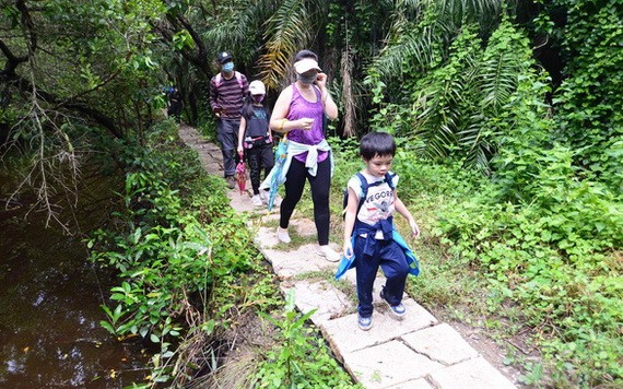 一家４口在芹耶縣旅遊。
