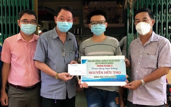 茶山慶雲南院住持周華邦（左二）與地方領導向華人子弟頒發阮友壽獎助學金。