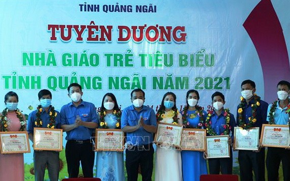 共青團廣義省省委向該省模範年輕教師頒發獎狀。（圖源: 越通社）
