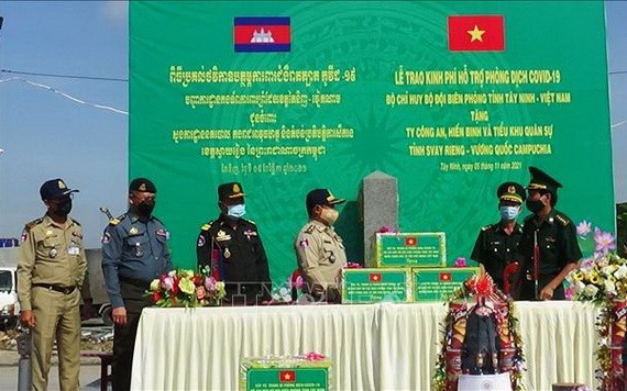 西寧省邊防部隊指揮部副指揮長丁曰平大校（右一）與柬埔寨柴楨省邊防部隊交換有關邊境和口岸問題的信息。（圖源：越通社）