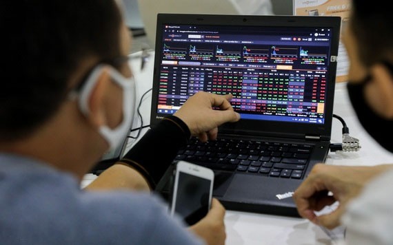 兩名投資者在跟進股票實時行情走勢。（圖源：VNE）