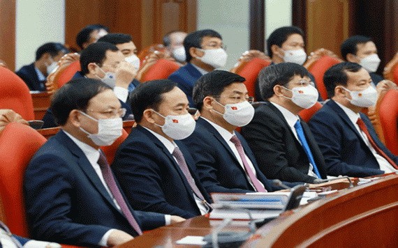 黨第十三屆四中全會代表聆聽關於黨和政治體系建設基本任務的發表。