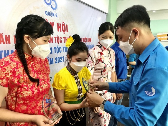 青聯會主席黃明福厚表彰各民族模範青年。
