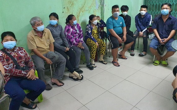 非法收取停車費的團夥被押送至公安派出所。（圖源：明和）