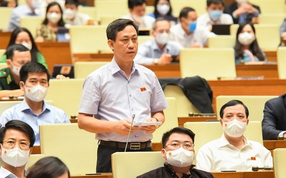 清化省國會代表團副團長梅文海（站）在會議上建議政府考慮指導以重新評價“安全適應”臨時規定。（圖源：國會辦公廳）