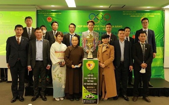 組委會和贊助商合影。(圖源:互聯網)