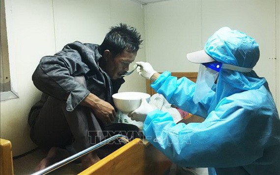 KN 464號漁檢船隊員在照顧獲救的外籍漁民Benjamin Abdulla。（圖源：越通社）