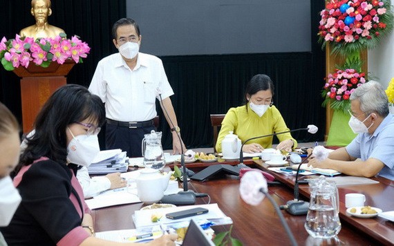 市勞動與榮軍社會廳副廳長阮文霖(站)與平新郡領導召開會議時發言。(圖源:TTO)