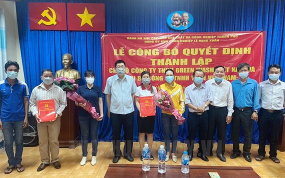 市各出口加工區與工業區管委會黨部常務副主席武高山同兩外資企業黨支部成員合照。（圖源：范明）