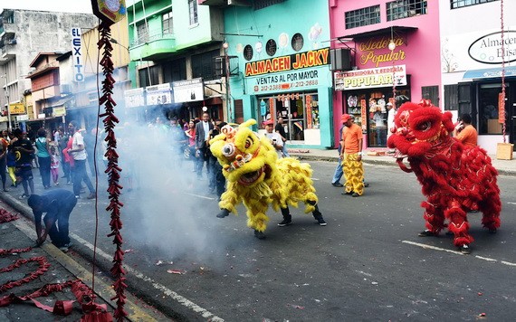 圖為 2015年2月19日,巴拿馬華人社區成員在巴拿馬市街頭上進行放鞭炮舞獅表演慶祝農曆新年。(圖源:AFP)