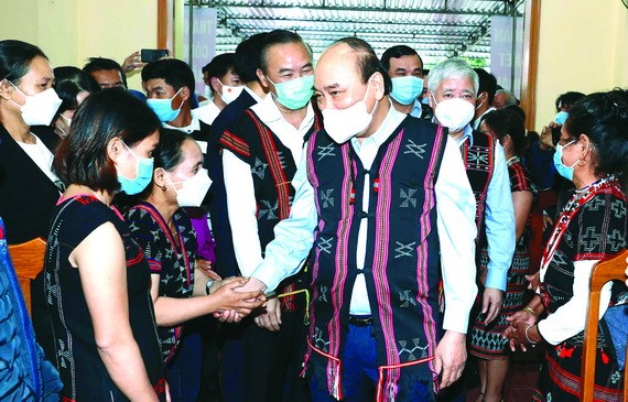 國家主席阮春福與巴鄉和東江縣同胞交流。（圖源：越通社）