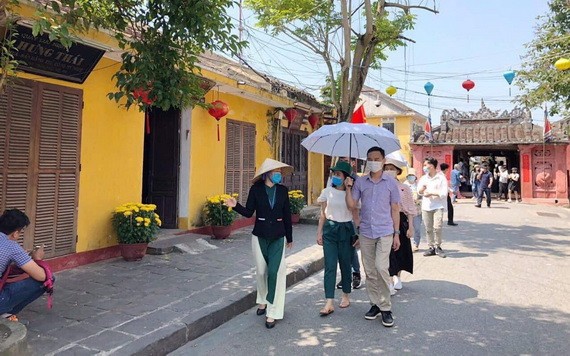 一旅遊團遊覽觀光會安古埠。（圖源：VGP）