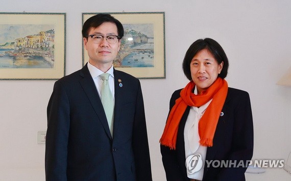 呂翰九（左）和凱瑟琳·戴（戴琦）。（圖源：韓聯社）