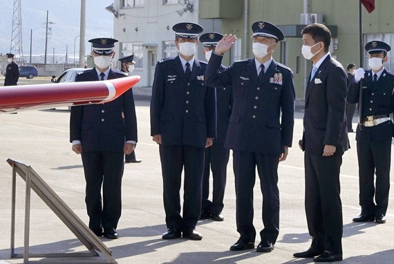 日本防衛相岸信夫（前右）14日視察山口縣防府市防府北空軍基地。（圖源：共同社）
