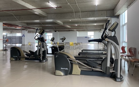 隔離區裡安裝運動輔助器材。