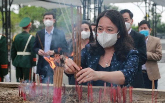 國家副主席武氏映春上香緬懷英雄烈士。(圖源:VOV)