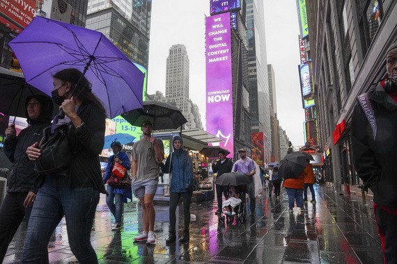 人們行走在雨中的美國紐約時報廣場上。(圖源:互聯網)