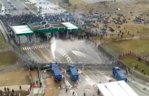 波蘭邊境守軍向白羅斯境內的難民發射水炮。(圖源:互聯網)