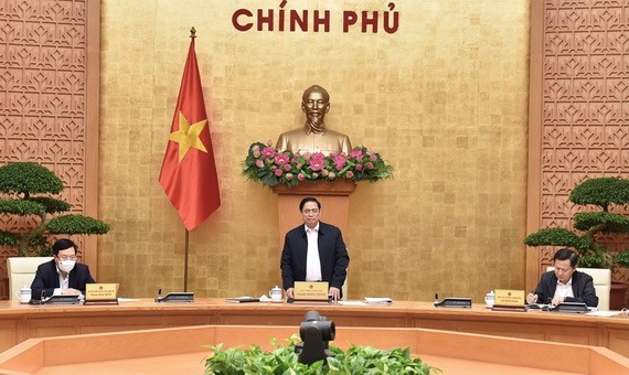 政府總理范明政(中)主持會議。(圖源:VGP)