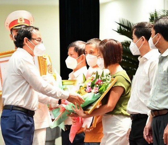 黨中央政治局委員、市委書記阮文年向支援本市的各個抗疫力量致謝。(越勇 攝)