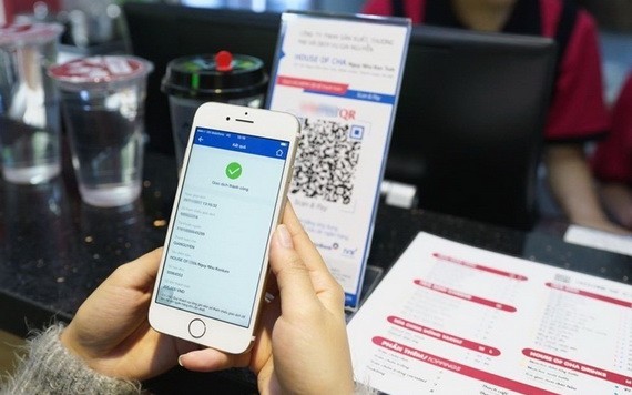 用戶通過手機客戶端掃描二維碼進行支付結算。（圖源：L. Toàn）