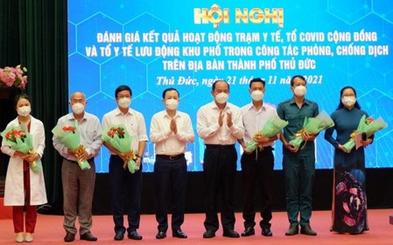 守德市領導給在防疫工作中的典範贈送鮮花。(圖源:秋紅)