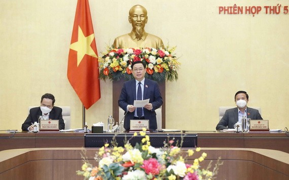 國會主席王廷惠(中)在會議上致開幕詞。(圖源:越通社)