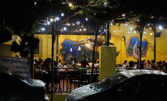 柬埔寨重新開放後，人們在 Chamkar Mon 區的一家餐館用餐。（圖源：互聯網）
