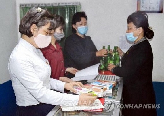 在朝鮮一商店,客戶以空瓶換取新產品。(圖源:韓聯社)